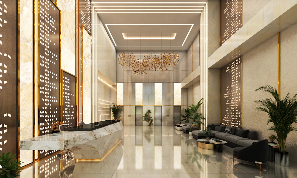 Lobby com recepção, plantas e espaços de estar, ilustrando o encontro entre a promessa comercial e a experiência do hóspede.