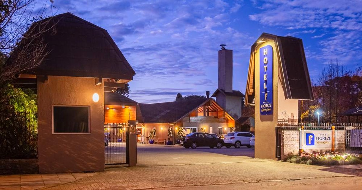 Entrada de um hotel da família Fioreze em Gramado ao entardecer